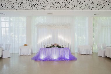 bir restoranda çiçek dekorasyonu