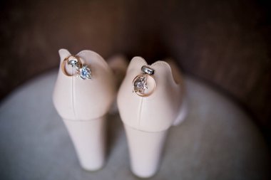 Ayakkabılı alyanslar