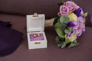 Alyans ve gelin buketi