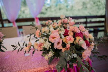 Bir restoranda bir masanın üstünde düğün dekoru.