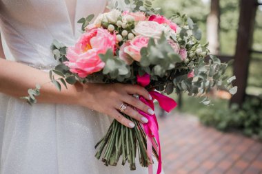 Gelin elinde bir buket tutuyor.