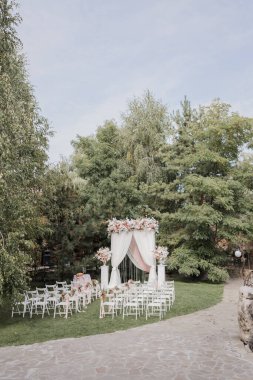 Sandalyeli bir düğün için kemer