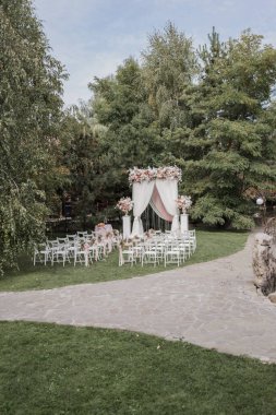 Sandalyeli bir düğün için kemer