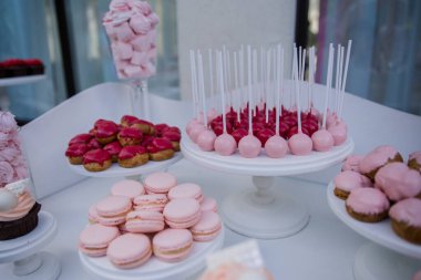 Kek restoranda yenir.