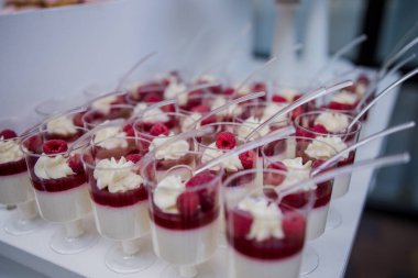 Kek restoranda yenir.