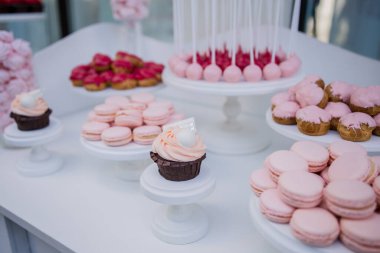 Kek restoranda yenir.