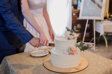 Gelin ve damat düğün pastası kestiler.
