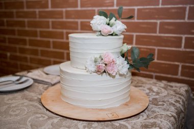 Gelin ve damat düğün pastası kestiler.