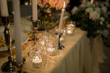 Akşamları restoranda bir masada mumlar.