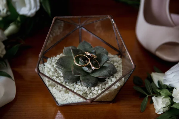 wedding rings with a box