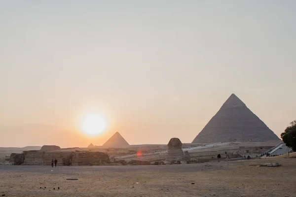 Tramonto Sullo Sfondo Delle Piramidi Giza — Foto Stock