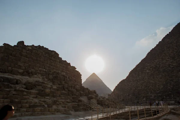 Pôr Sol Fundo Das Pirâmides Giza — Fotografia de Stock