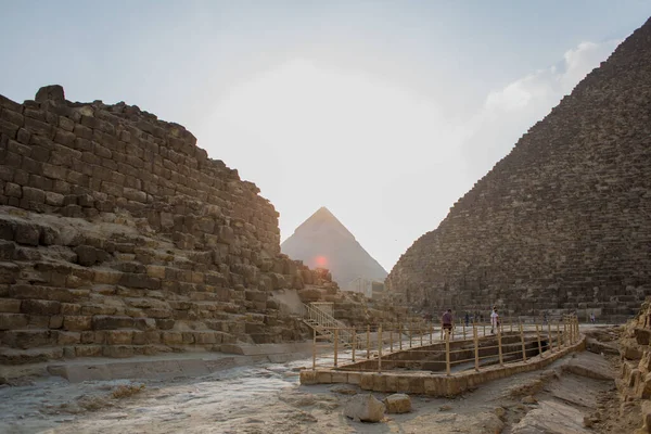 Pôr Sol Fundo Das Pirâmides Giza — Fotografia de Stock