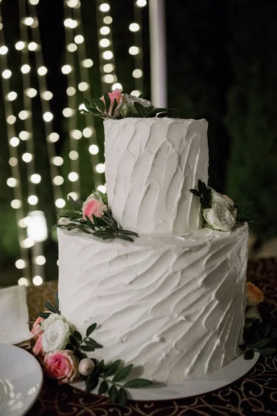 新娘和新郎切了一个结婚蛋糕 — 图库照片
