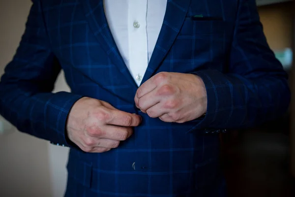 Man Fastens His Jacket — Stock Photo, Image