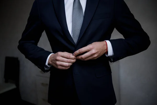 Hombre Pone Traje Negro — Foto de Stock