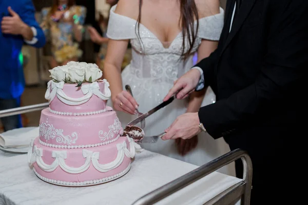 Noiva Noivo Cortam Bolo Casamento — Fotografia de Stock