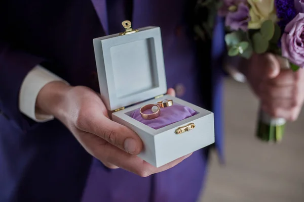 Der Bräutigam Hält Eine Schachtel Mit Ringen — Stockfoto