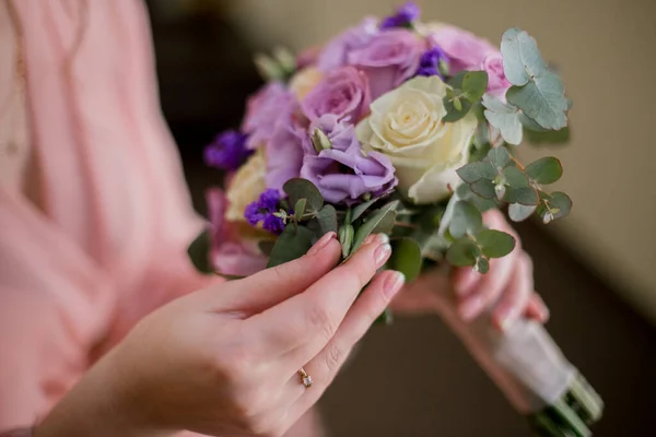Bride Peignoir Holds Wedding Bouquet — Stock Photo, Image