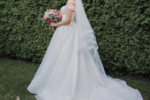 Sposa Tiene Bouquet Sposa — Foto Stock