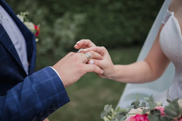 Noiva Noivo Troca Alianças Casamento — Fotografia de Stock