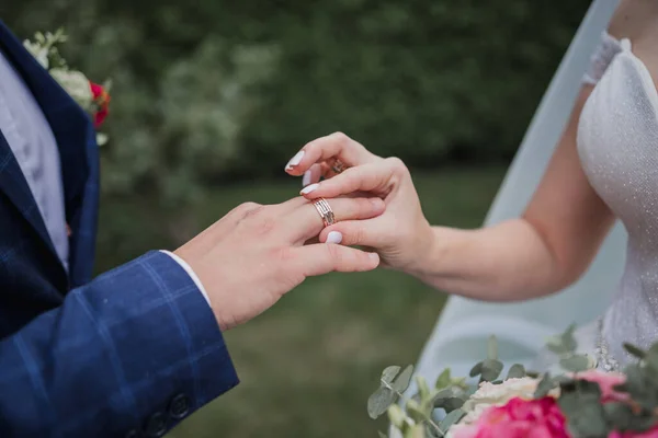 Bruden Och Brudgummen Utbyter Vigselringar — Stockfoto