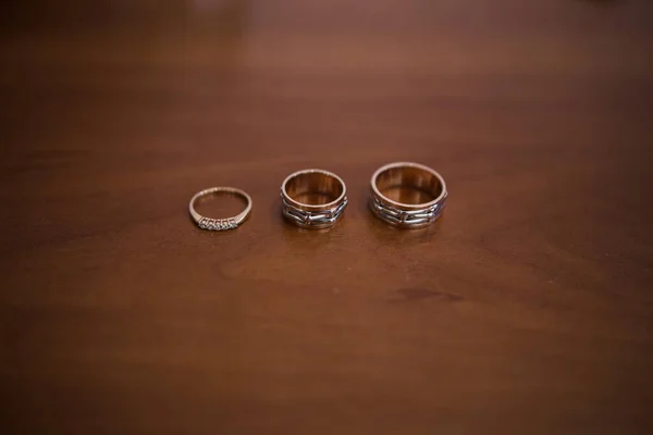Anéis Casamento Uma Mesa Madeira — Fotografia de Stock