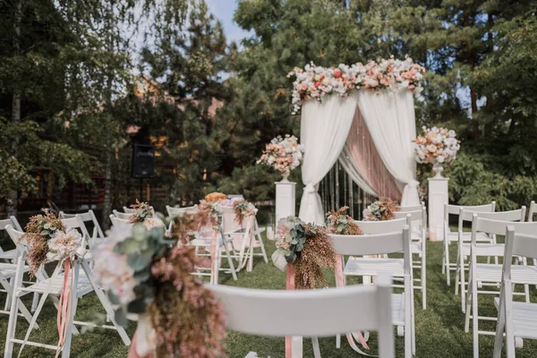 公園での結婚式のアーチ — ストック写真