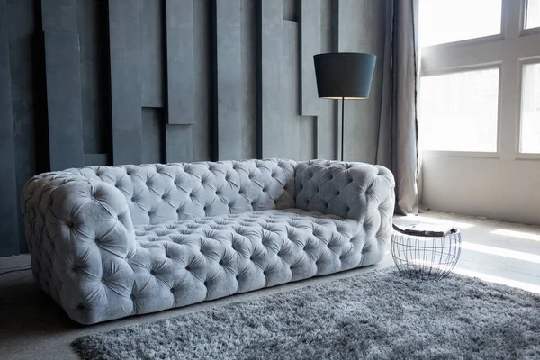 房间里的灰色沙发 — 图库照片