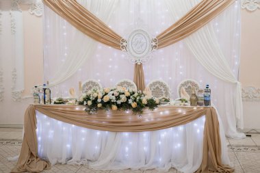 Masada dekoru olan bir buket.