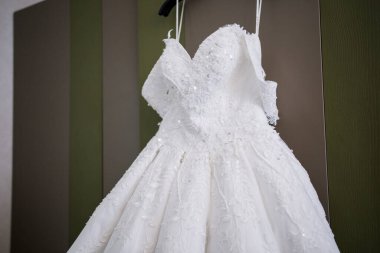 Dolapta asılı gelinlik