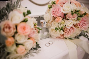 Çiçekli alyanslar.