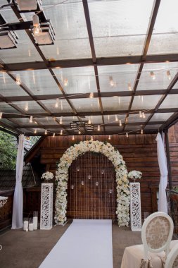 Çiçeklerin düğün töreni için kemer