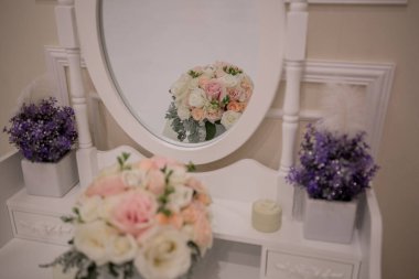 Nikah yüzükleri gelinin buketinin yanında.