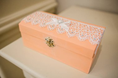 Masadaki pembe tabut.