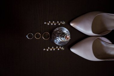 Alyansları ve dekoru olan ayakkabılar.