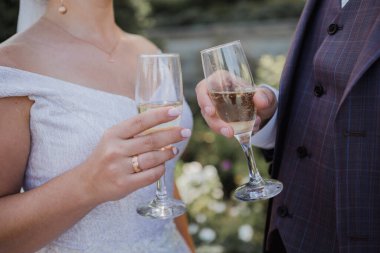 Gelin ve damadın ellerinde şampanya kadehleri