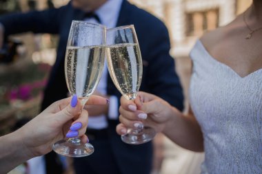 Gelin ve damadın ellerinde şampanya kadehleri