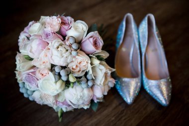 Yüzüklü ve desenli düğün buketi