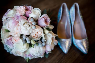 Yüzüklü ve desenli düğün buketi