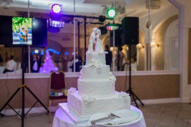 Masadaki bir restoranda düğün pastası.