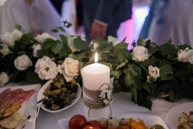 Lokantada bir mum yanıyor.