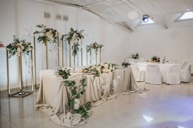 Düğün masasında yeni evliler bir restoranda.