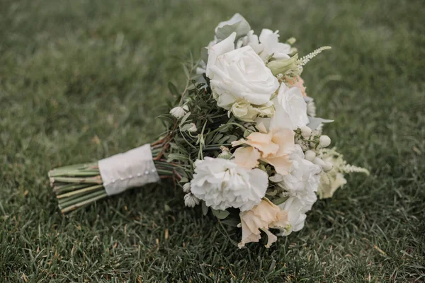 Весільний Букет Траві — стокове фото