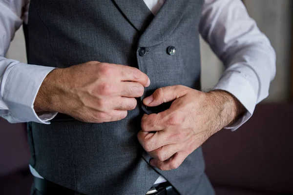 Man Puts Suit — Stock Photo, Image