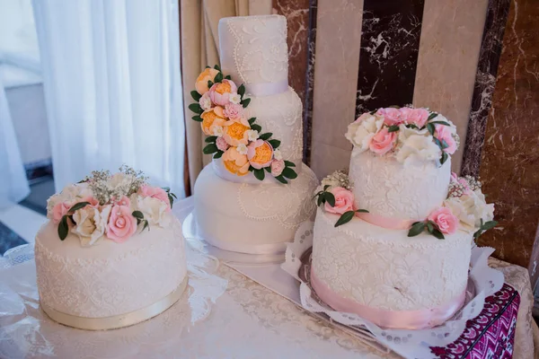 有装饰的结婚蛋糕 — 图库照片