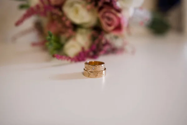 Jegygyűrűk Esküvői Csokor Közelében — Stock Fotó