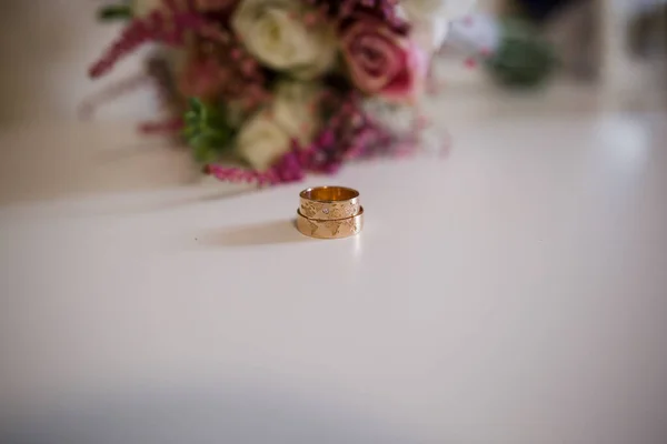 Обручальные Кольца Возле Свадебного Букета — стоковое фото