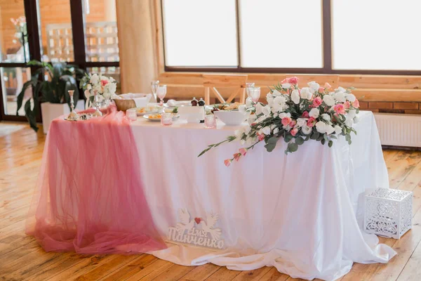 レストランでの結婚式のテーブル新婚旅行 — ストック写真