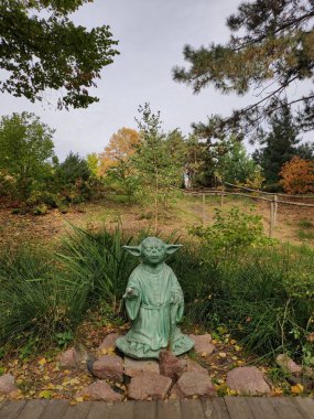 Bir parkta Yoda ustası figürü.